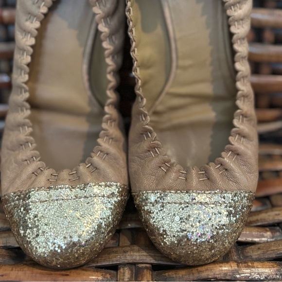 Tory Burch Beige Flats with Sparkling Gold Toe in size 6 - Picture 5 of 13
